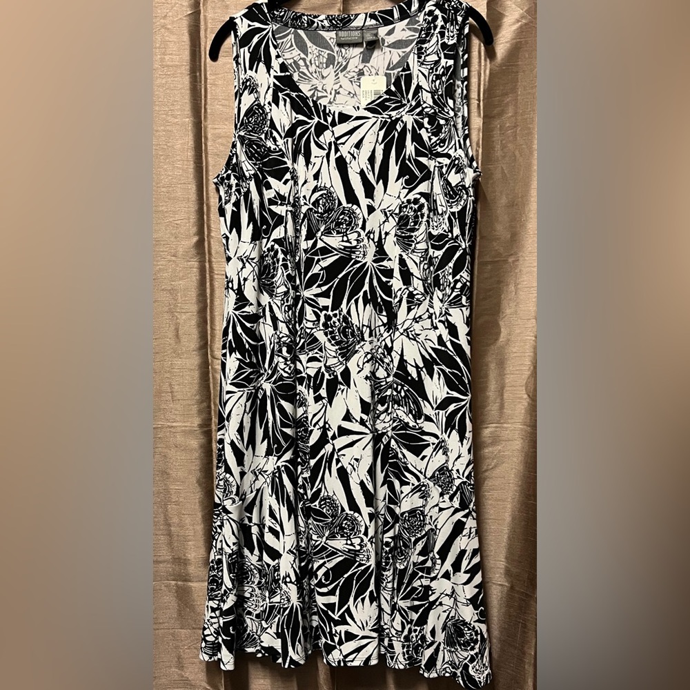 Beautiful flowy Maripose dress in white and black.